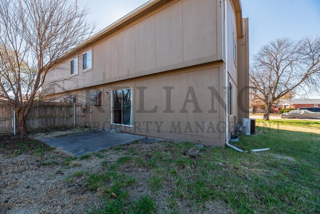 Photo - 2122 S White Oak Cir