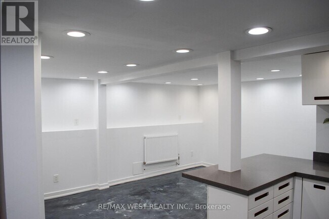 Photo - 365 Silverthorn Ave