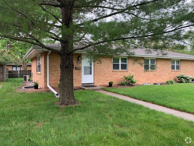 Building Photo - Main level living, brick duplex in quiet N... Rental