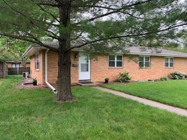 Main level living, brick duplex in quiet N... - Main level living, brick duplex in quiet N... Townhome