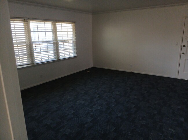 living room - 3316 W 77th St Unit 3316 1/2