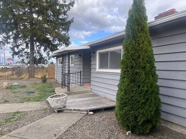 Photo - 3 bedroom, 1 Bath home - Rare find with a ...