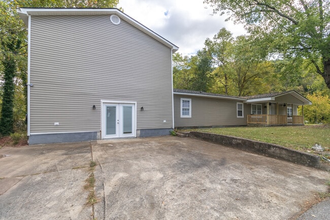 Photo - 770 Mahoney Rd