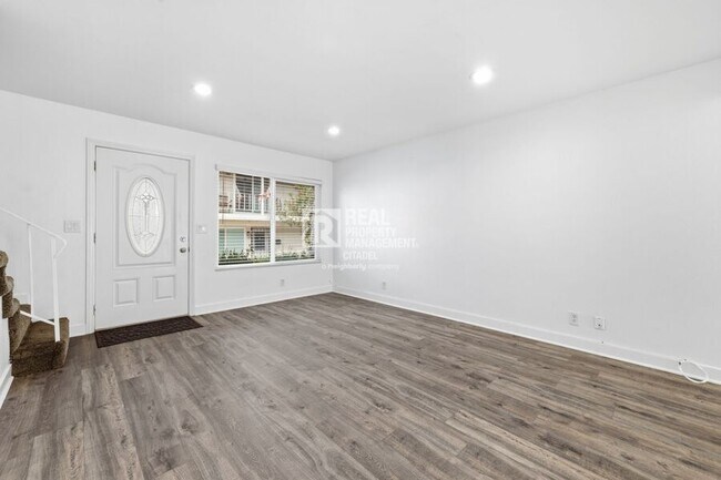 4560 Jamestowne