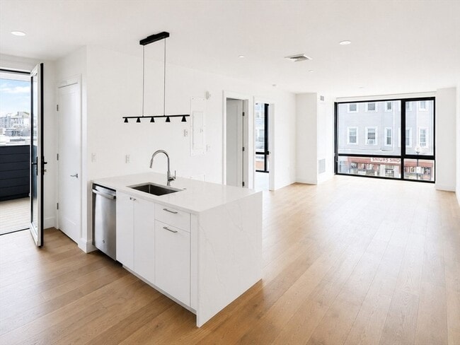 Building Photo - 1121 Dorchester Ave Unit 203