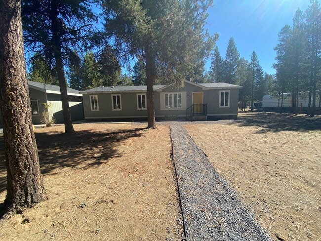 Photo - ? Cozy Charm on Almost an Acre in La Pine ?