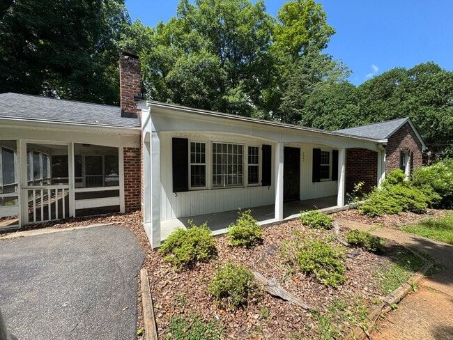 Building Photo - 2047 Overbrook Rd
