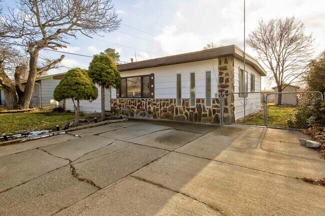 Photo - 1215 E 17th N