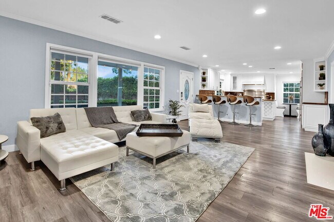 Photo - 8345 White Oak Ave