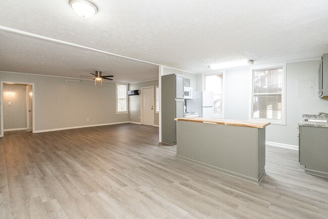 Building Photo - Beautifully renovated 2nd floor, 2 Bdr 1 bath Unit 5