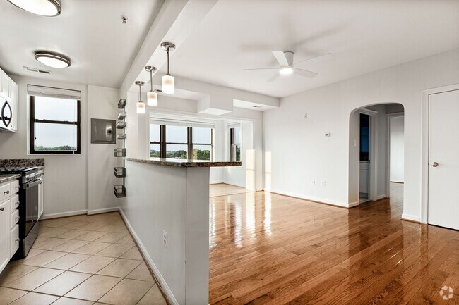 Building Photo - Available Now! Recently Updated, Spacious ... Rental