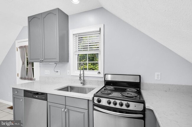 Photo - 587 A St