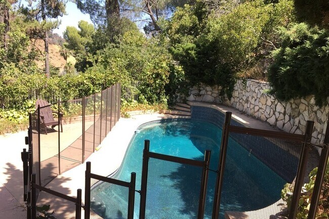 Piscina con valla infantil desmontable - 17218 Escalon Dr