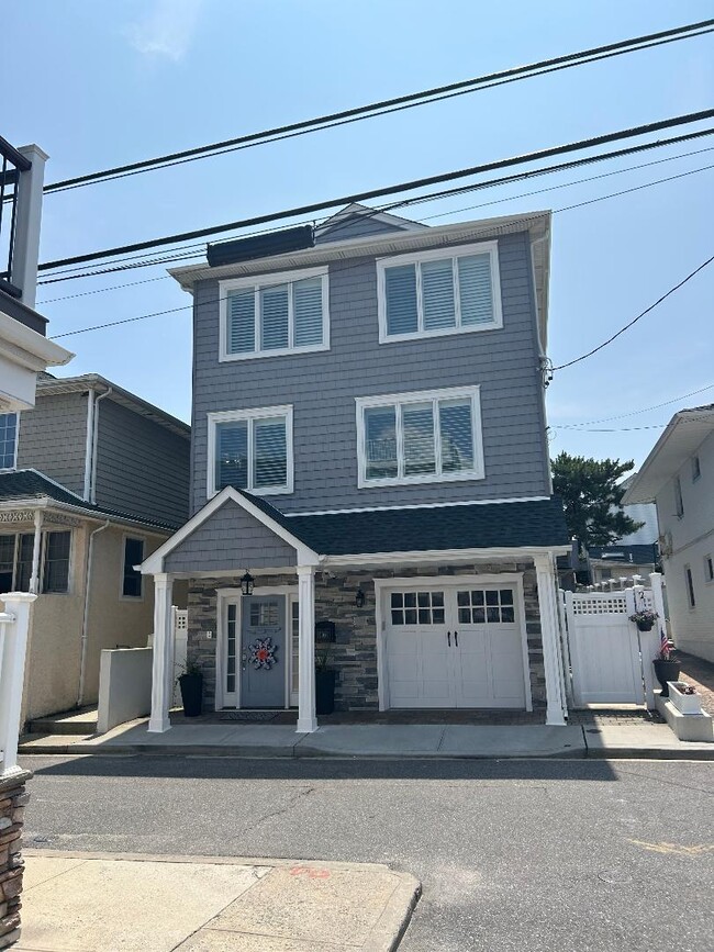 Building Photo - 190 Oceanview Ave Rental