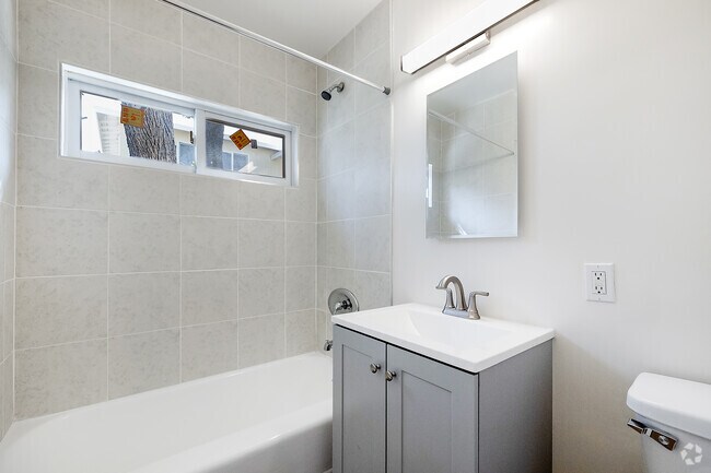 1BR, 1BA - 765SF - Bathroom