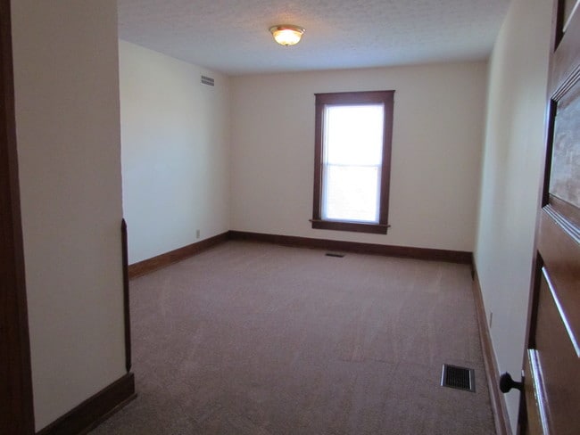 Bdrm 1 - 225 E Findlay St Unit Apt B