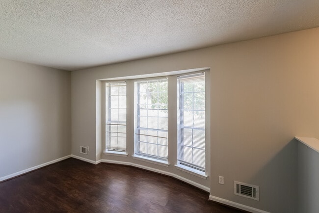 Photo - 1708 English Knoll