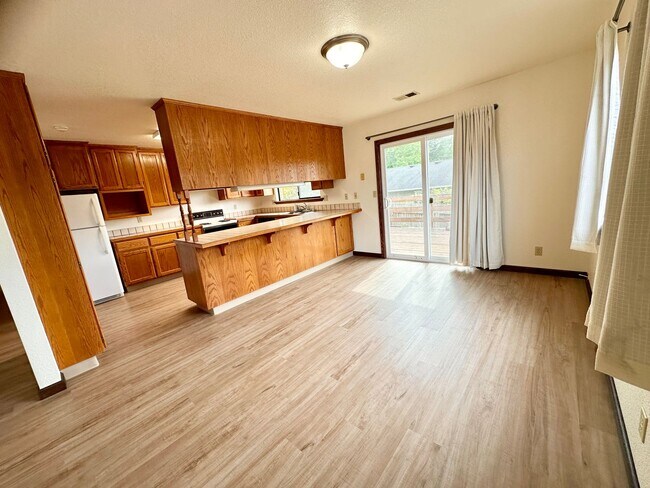 Building Photo - Spacious 3 Bed, 2 Bath Home in Desirable Humboldt Hill