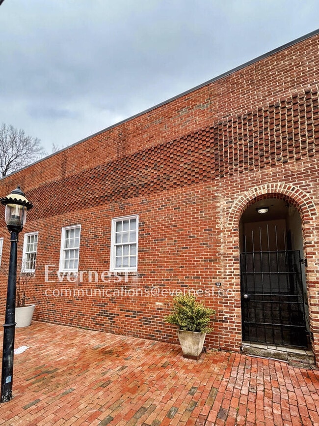 Building Photo - 2418 E Franklin St Unit U104