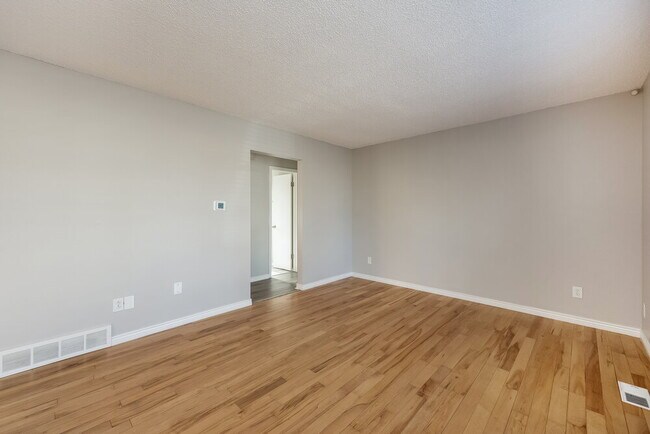 Photo - 2559 Faulkner Dr