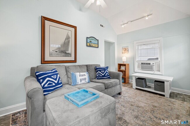 Photo - 108 College Pl