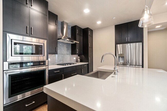 Photo - 302 N Meldrum St Unit 302 N Meldrum St #204