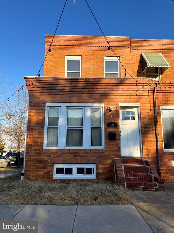 Photo - 301 Cornwall St