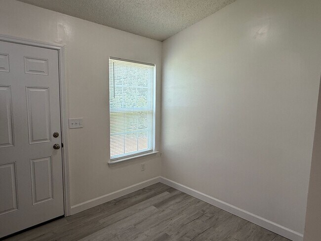 Photo - 404 Kingville Dr