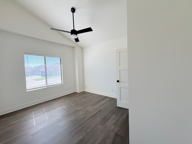 Photo - 104-106 Oakwood Ct