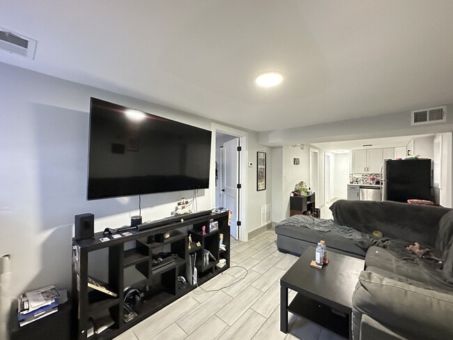 Building Photo - 1731 N Mozart St Unit J06P