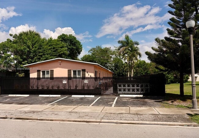 Building Photo - 612 NW 10th Terrace Unit A Rental