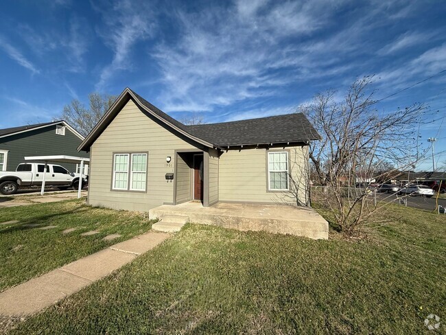 Building Photo - Charming 2-Bed, 1-Bath Home in the Heart o...