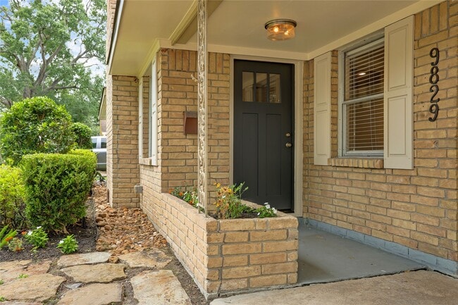 Photo - 9829 Larston St