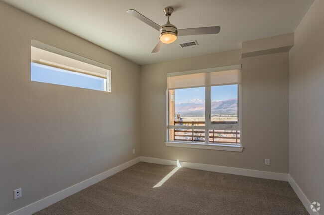 1BR, 1BA - 701 SF