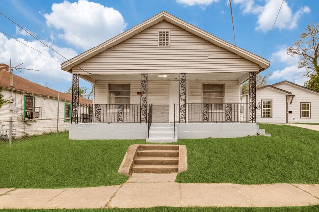 COMING SOON! 3 Bed 1 Bath House in Dallas TX! - COMING SOON! 3 Bed 1 Bath House in Dallas TX!