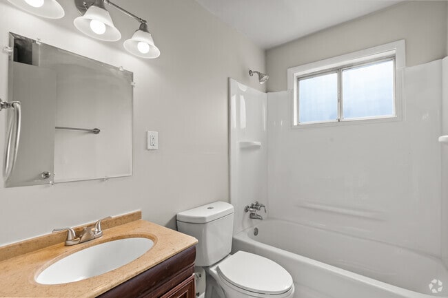 1BR, 1BA - 577 SF - Bathroom - Village South