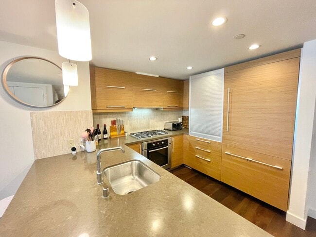 Photo - Luxurious Condo at Madrone w/Bay, City Views, Balcony, Pool, Parking, Storage -FULLY FURNISHED OP... Unidad 322