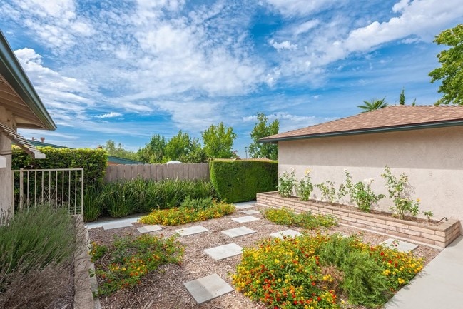 Patio central - orientado al suroeste - 1360 Tropical Ave