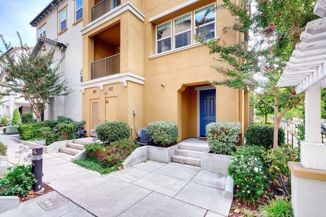 Photo - SAN JOSE - Well Maintained Tri-Level 2/2.5 Townhouse