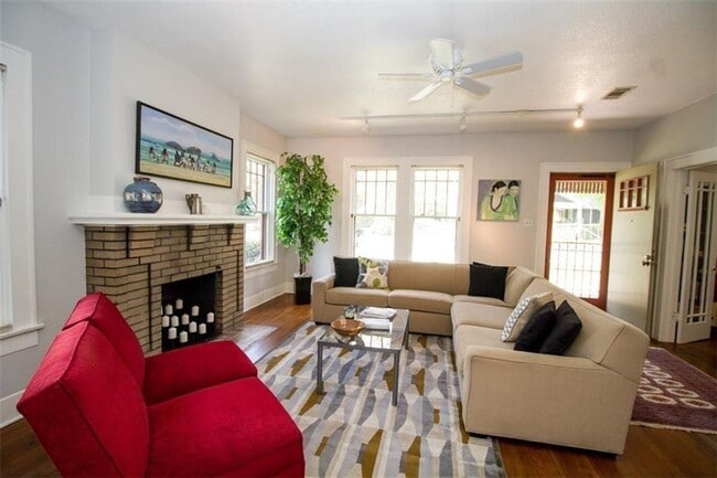 Large 5 bed house in the hart of West Campus. - Large 5 bed house in the hart of West Campus.