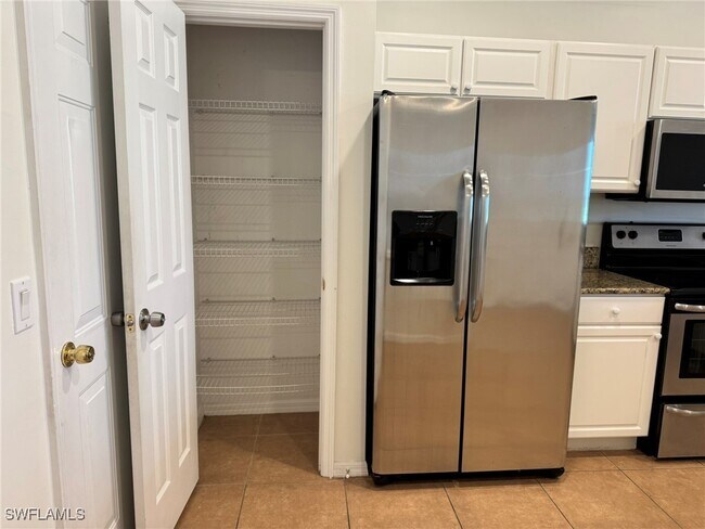 Photo - 860 Hampton Cir