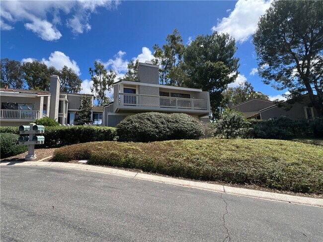 Building Photo - 8 Valley View