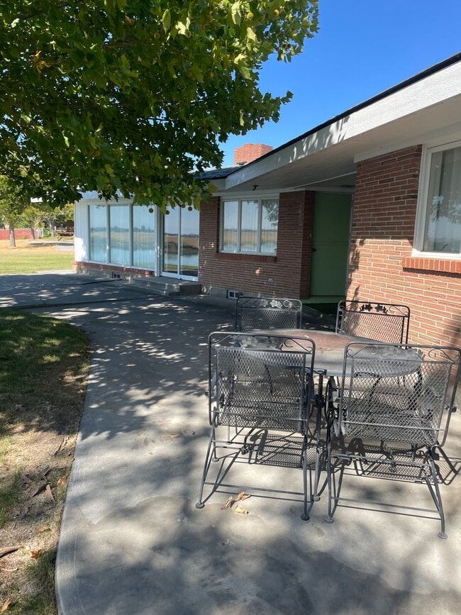Photo - 302 N Crestview Dr