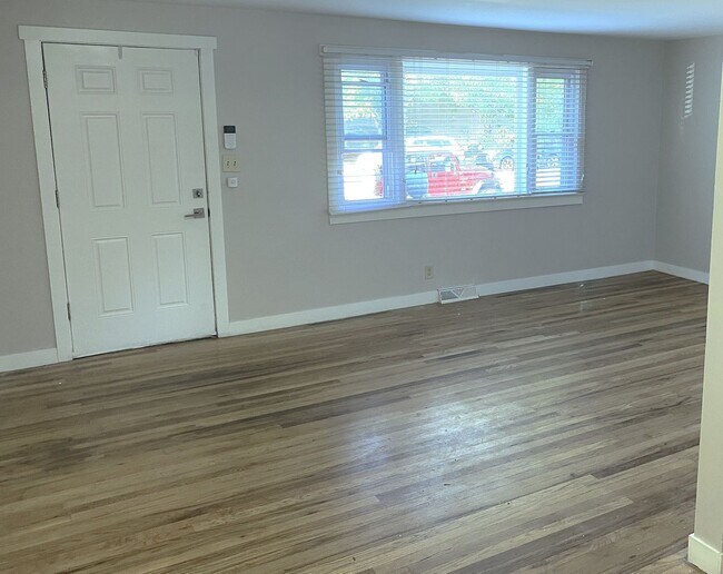 Photo - Charming 3-Bedroom Oasis with Expansive Yard and Driveway!