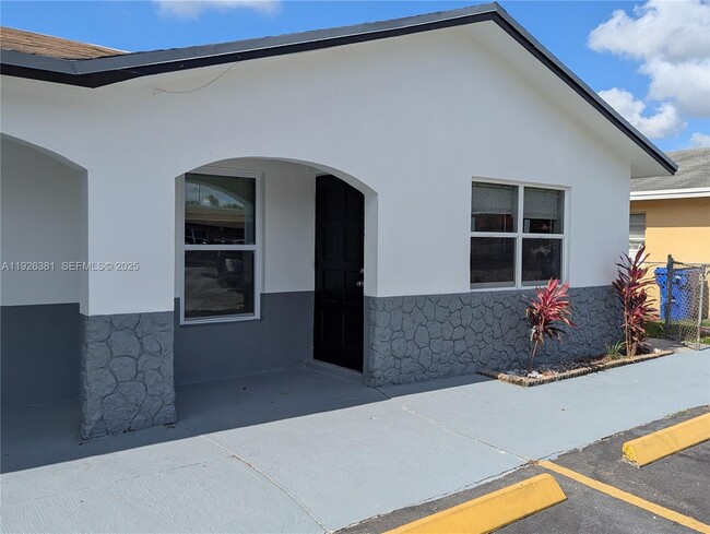 Building Photo - 7610 SW 10th St Unit 1