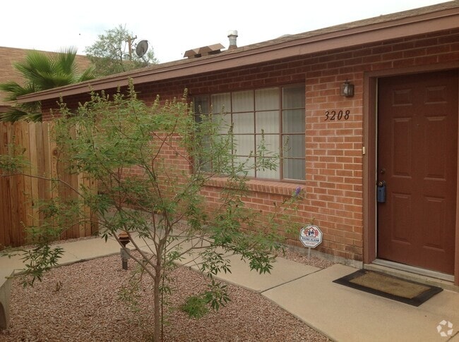 Building Photo - Charming Townhome near UA