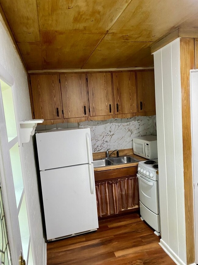 Photo - Cozy 1/1 duplex unit on a large lot - Available in June. Unit E1