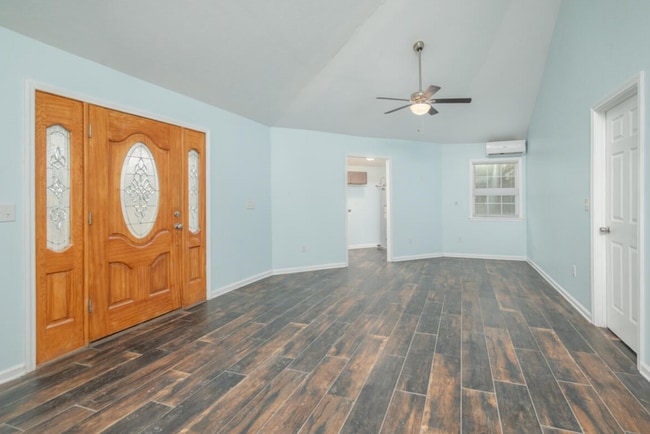 Photo - 715 Roundhouse Rd