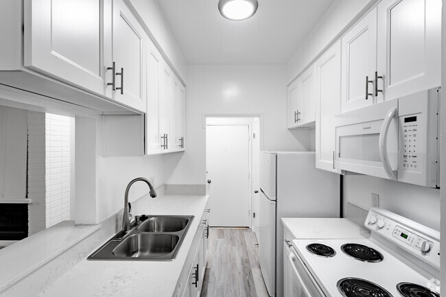 1BR, 1BA - 650 SF - 10905 Ohio Ave