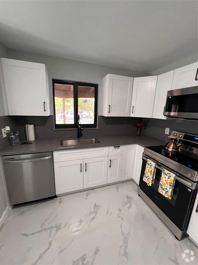 Building Photo - 285 NE 43rd St Rental